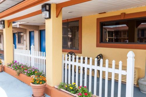 Elkton Hotel | Red Carpet Inn Elkton