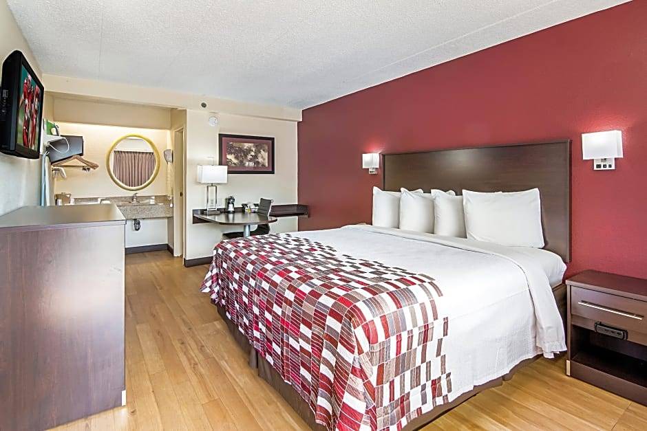 Coliseum Central Hotel | Red Roof Inn Hampton Coliseum & Convention Center