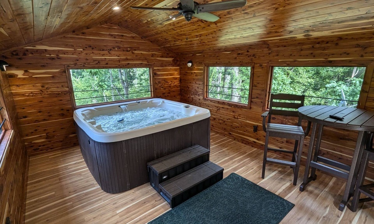 Stanley House | Red Roof mountain cabin with Hot Tub, Starlink & Whole-house Generator