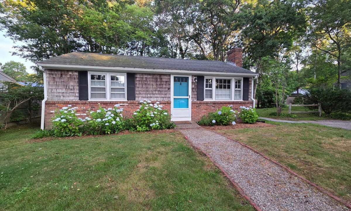 West Hyannisport Cottage | Reduced 8/8-15 Beach 0.7 Mi walk- Craigville & Covell. A/C, bikes.