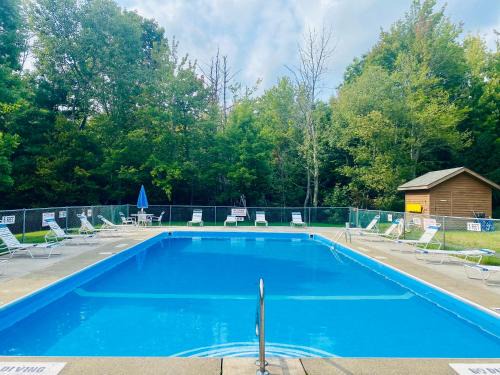Windham House | Redwood Retreat in Windham - Pool! Tennis!