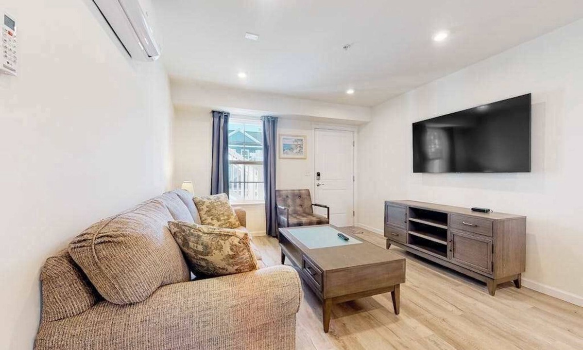 Rehoboth Beach Apartment | Rehoboth Beach House updated condo with outdoor pool & washer/dryer