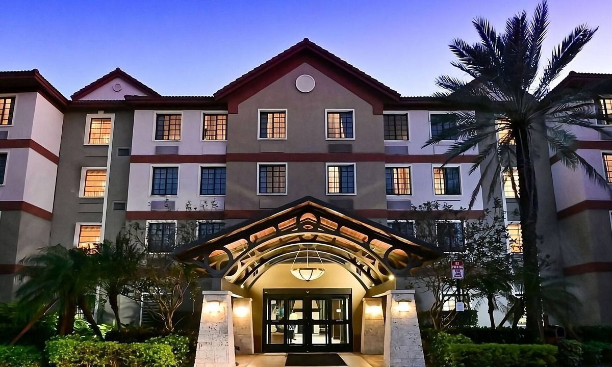 Plantation Hotel | Relax and Unwind! 2 Pet-friendly Suites, Outdoor Pool, with Free Breakfast!