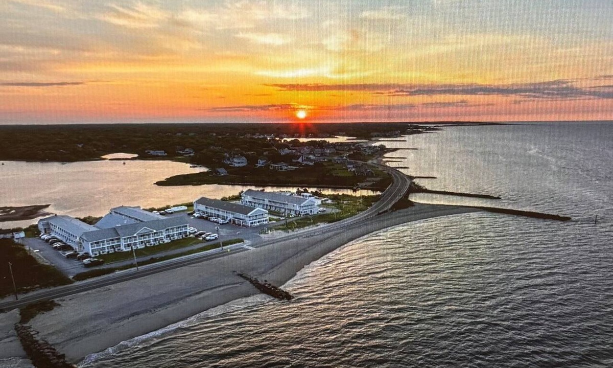 Mara Vista Resort | Relax and unwind across from beach with ocean views, available August 21-28th