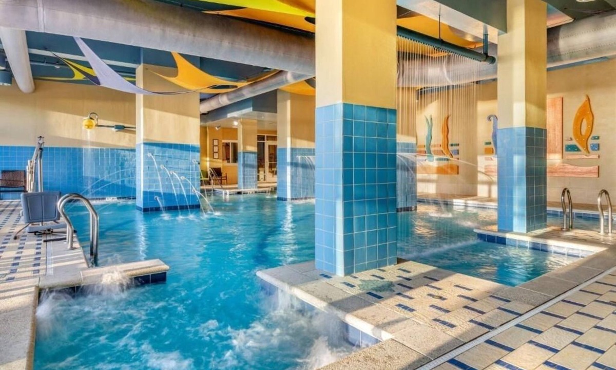 Northeast Virginia Beach Hotel | Relax by the Ocean | 4 Suites with Full Kitchen, Outdoor Pool & Great Views