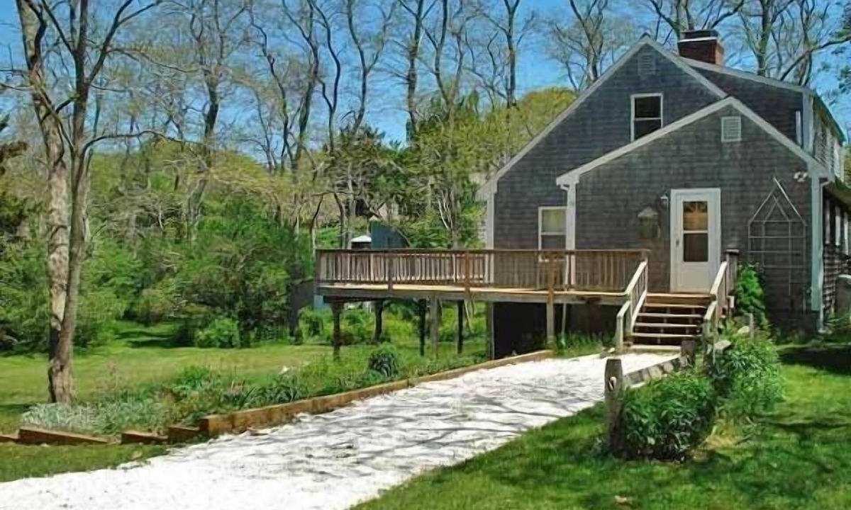 Wellfleet House | Relax & Enjoy The Garden House (1693)