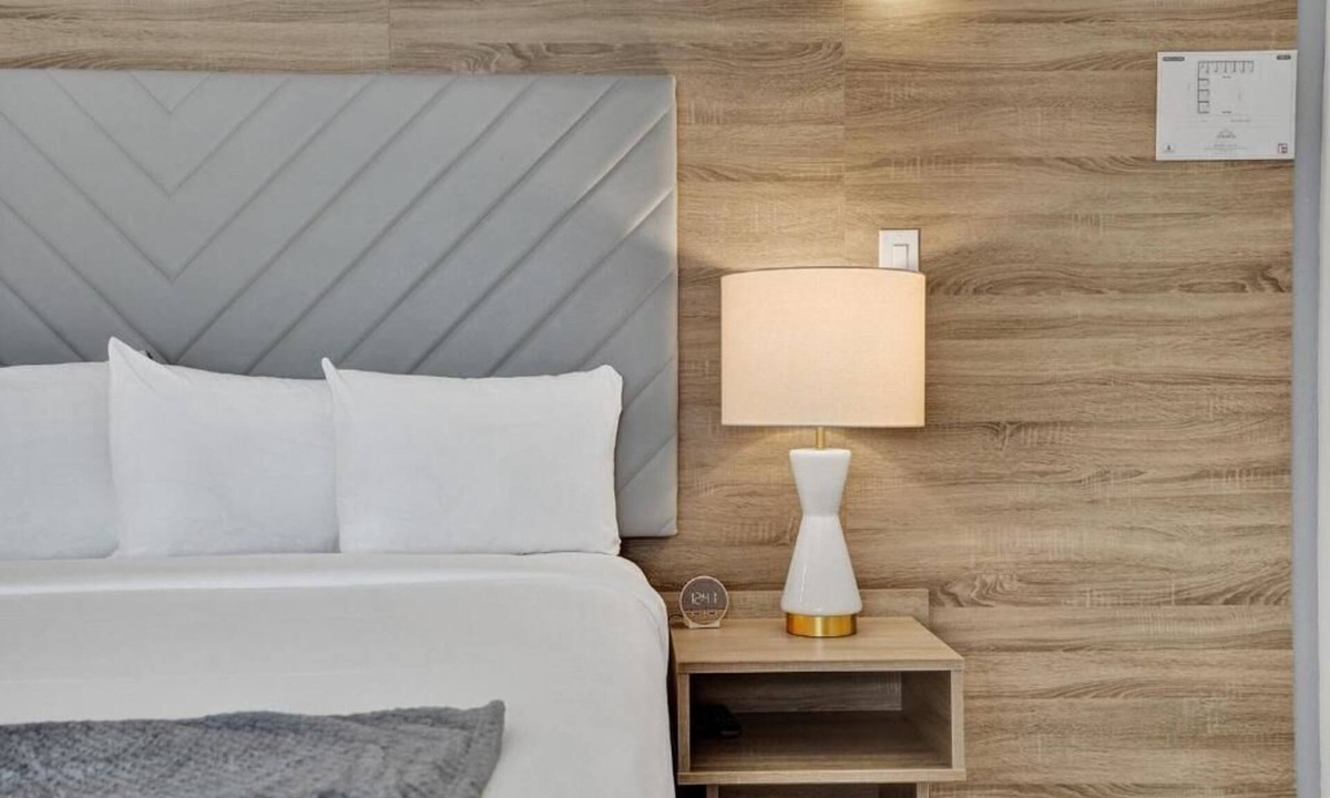 Galt Mile Hotel | Relaxing Retreat with Onsite Pool | 2 Suites Near Downtown Attractions
