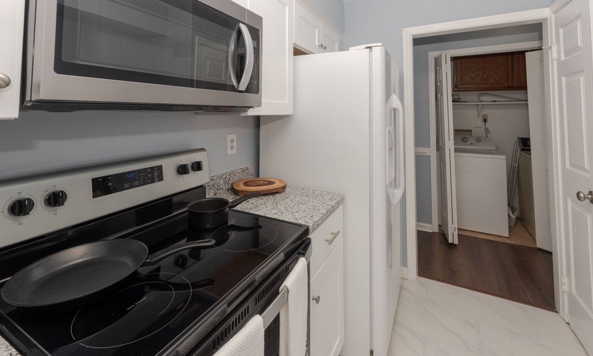 Fentress House | Remodeled Gorgeous Townhome 15 min from the beach