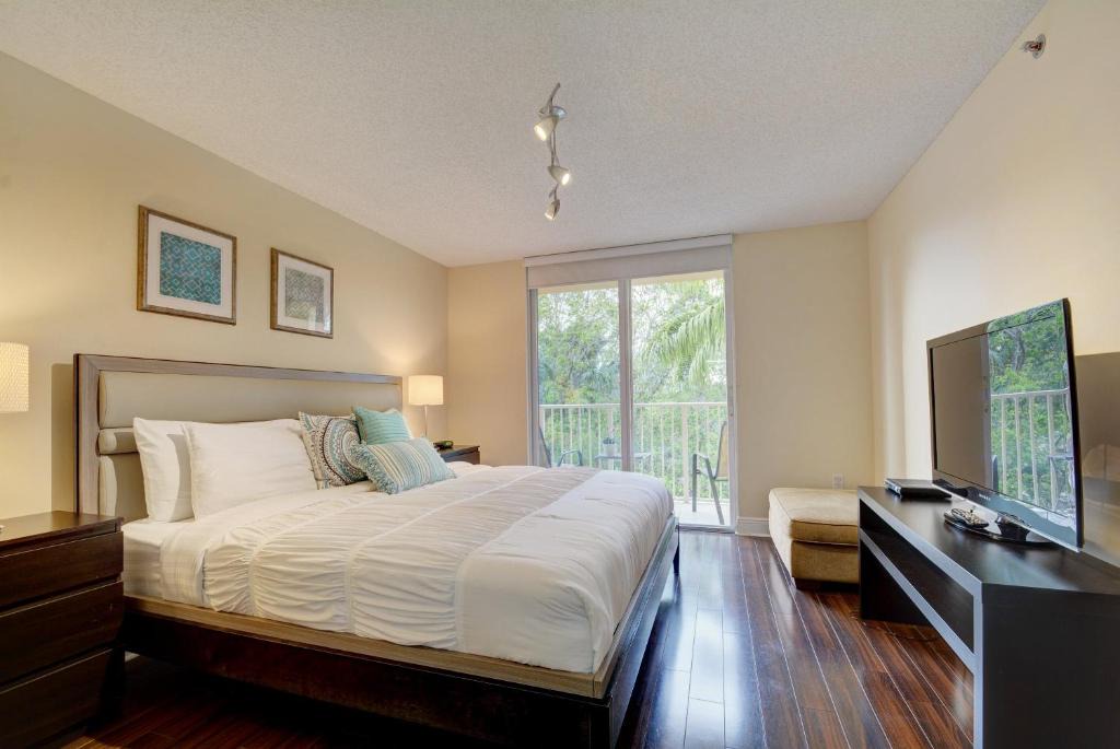 Aventura Apartment | Renovated 2/2 Unit at Yacht Club/Aventura