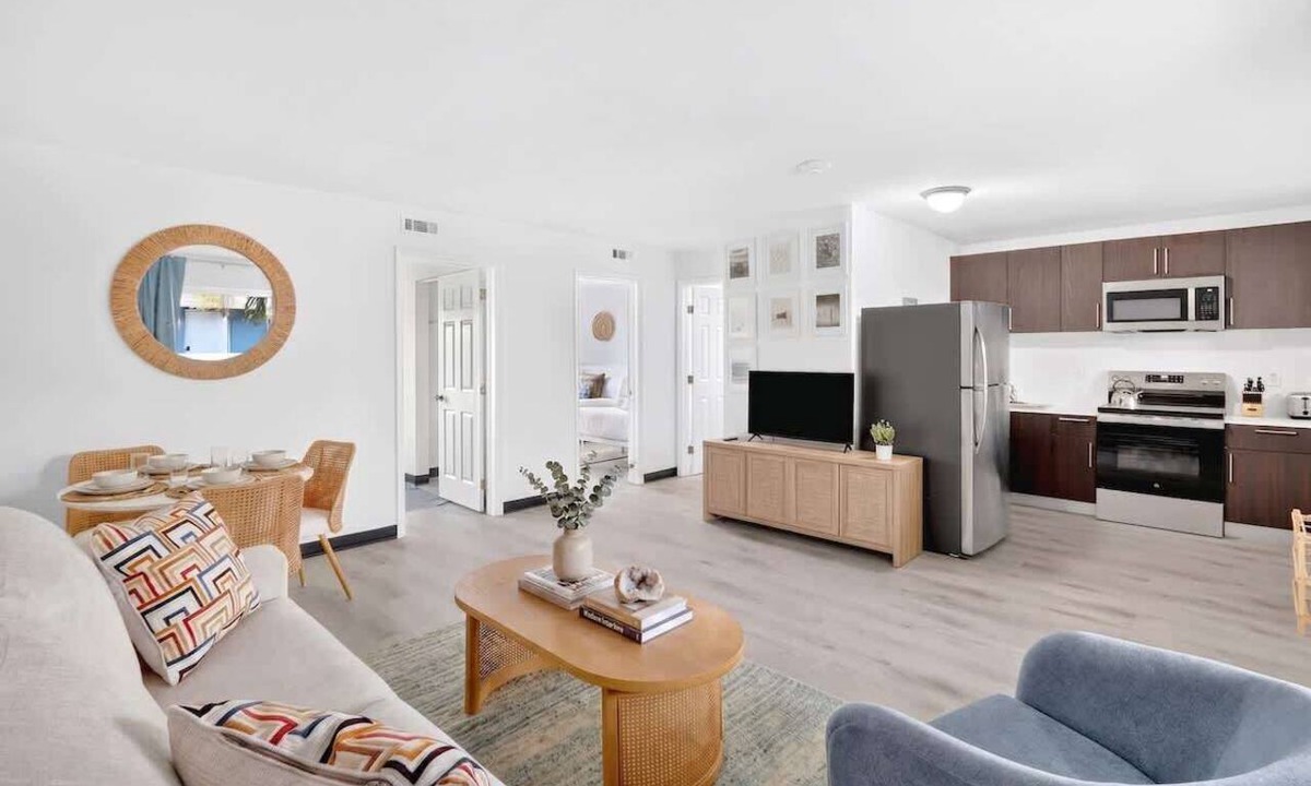 Poinciana Park Apartment | Renovated 2BR Near Beach, Airport, and Las Olas