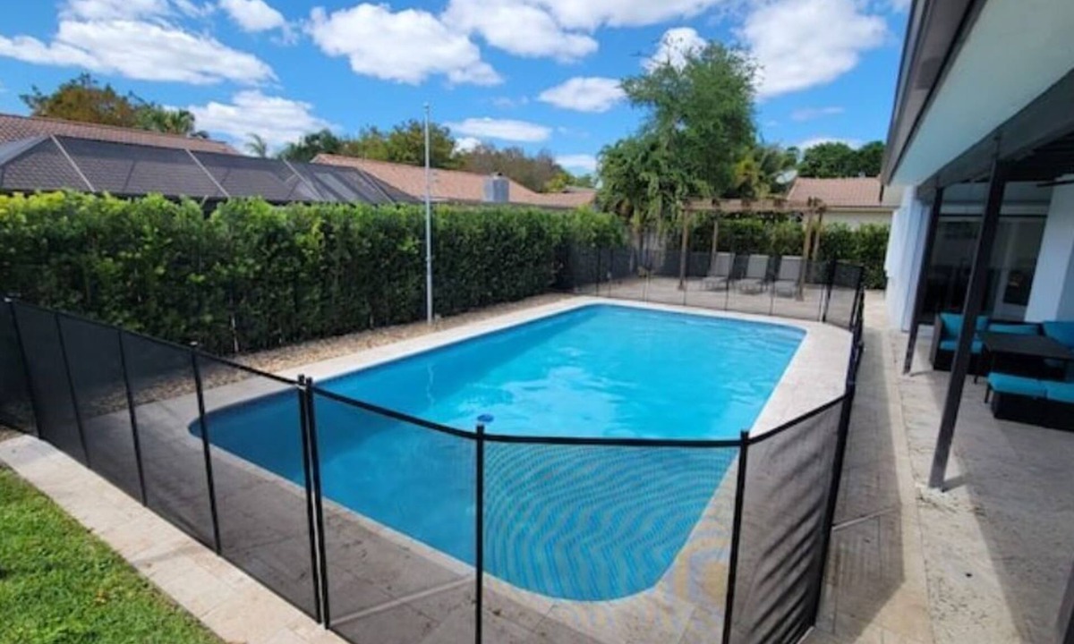 Coral Springs House | Renovated 3 Bedroom +DEN/2 bath Heated POOL House