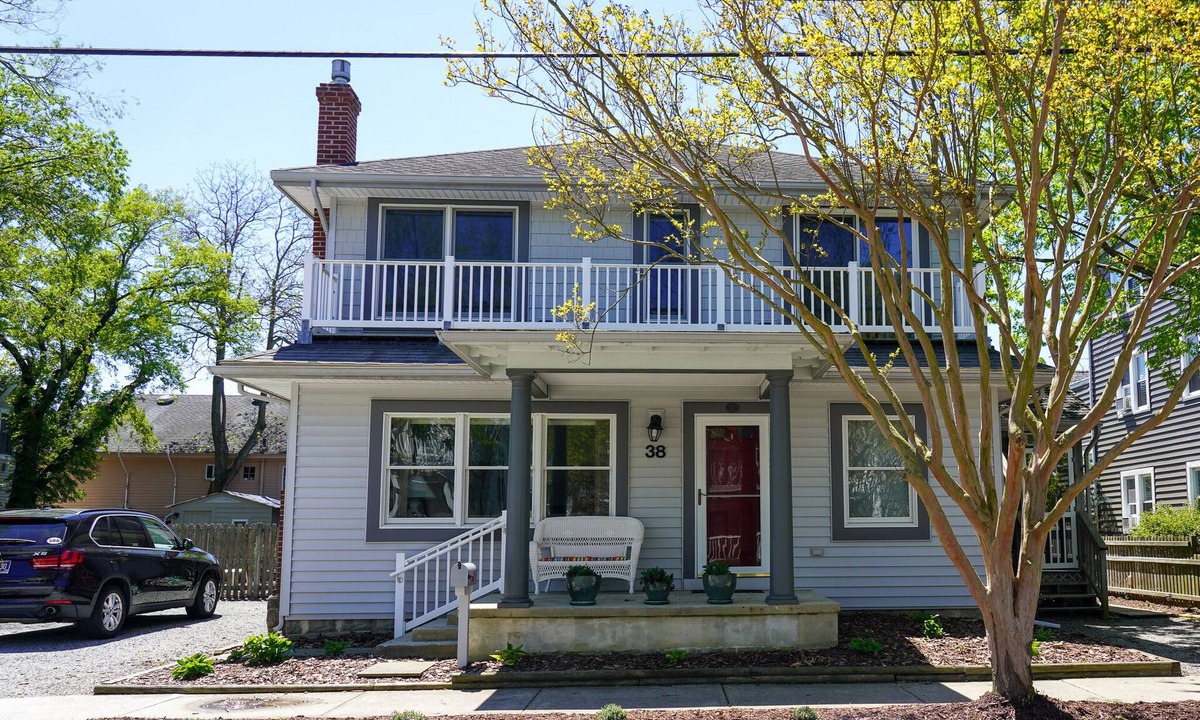 Rehoboth Beach House | Renovated 5BR: 1 Block to Ocean & Boardwalk + Parking for 4 cars + Sleeps 17!
