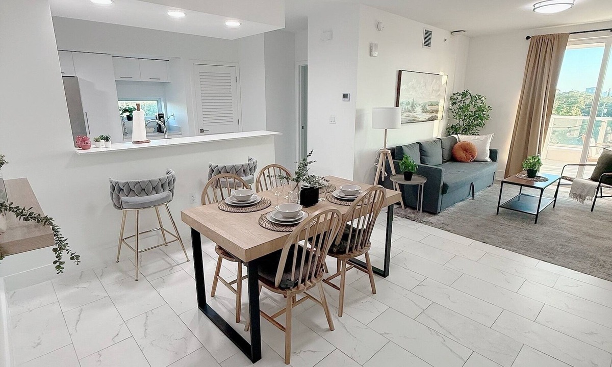 Downtown Hollywood Condo | Resort Style Apt with Pool and Gym, with pool, near beach, nightlife & casinos
