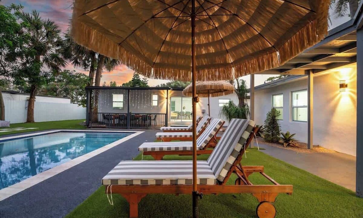 Pompano Beach House | Resort Villa | Modern Pool | Outdoor Dining | Tanning Ledge