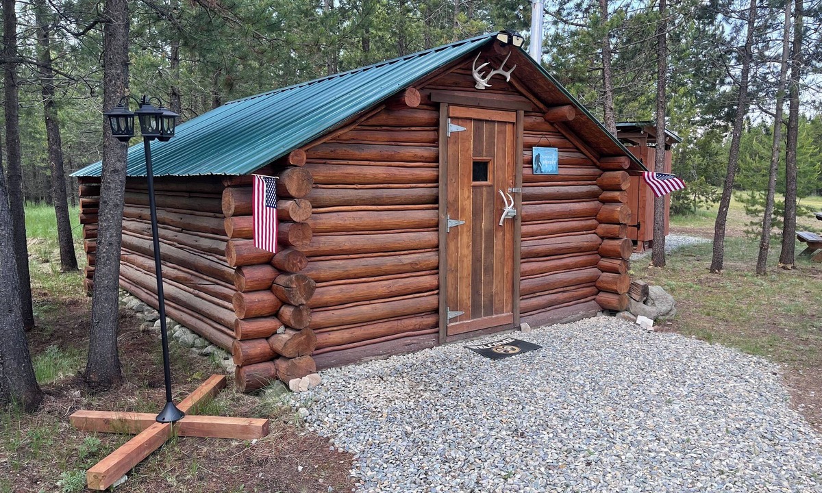 Marion Cabin | Retreat to our cozy cabin nestled in a private hideaway. Solar lights & shower
