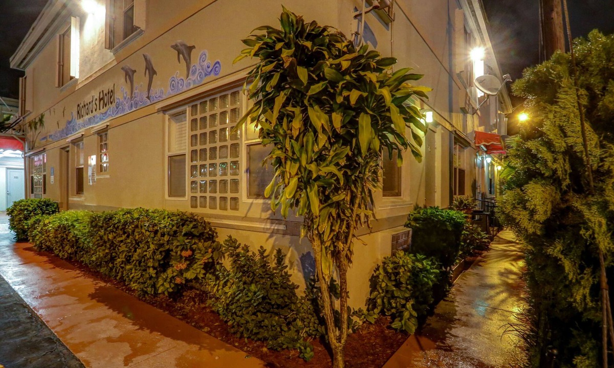 Hollywood Lakes Hotel | Richard's Hotel