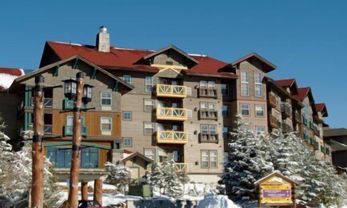 Edray Condo | Rimfire 160: Walking Distance to shops, restaurants, Starbucks 1 BR Sleeps 4