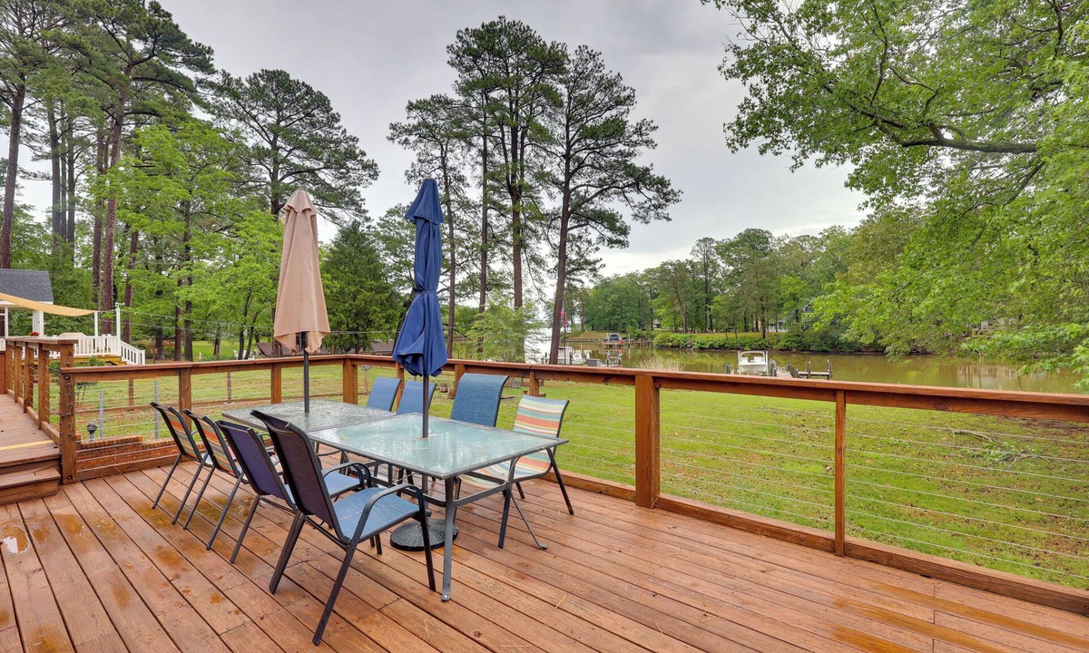 Reedville House | 'River's Edge Retreat’ with Kayaks & River Access!