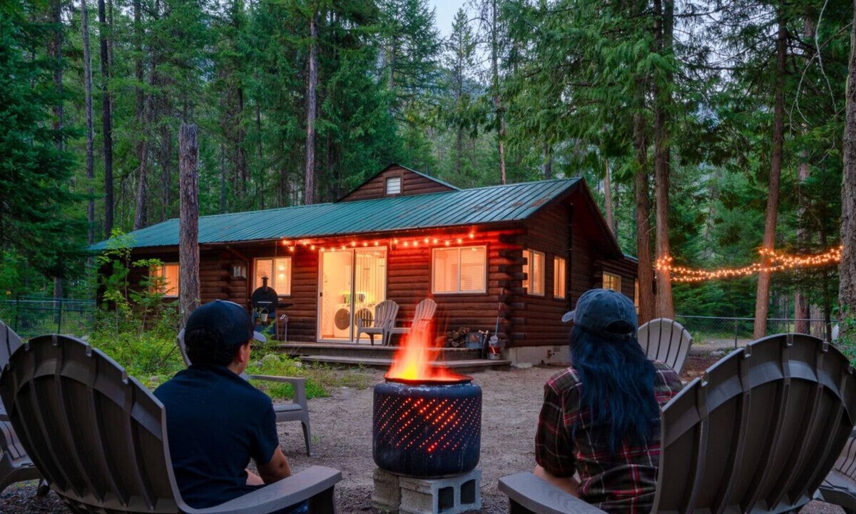 Boundary County Cabin | Riverfront Cabin NO TRAIN HORN, Fenced Gated Yard