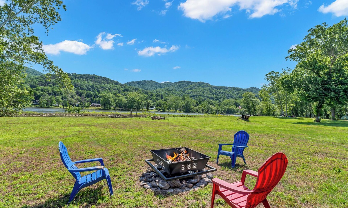 Bellepoint House | Riverfront home near Sandstone Falls and New River Gorge National Park