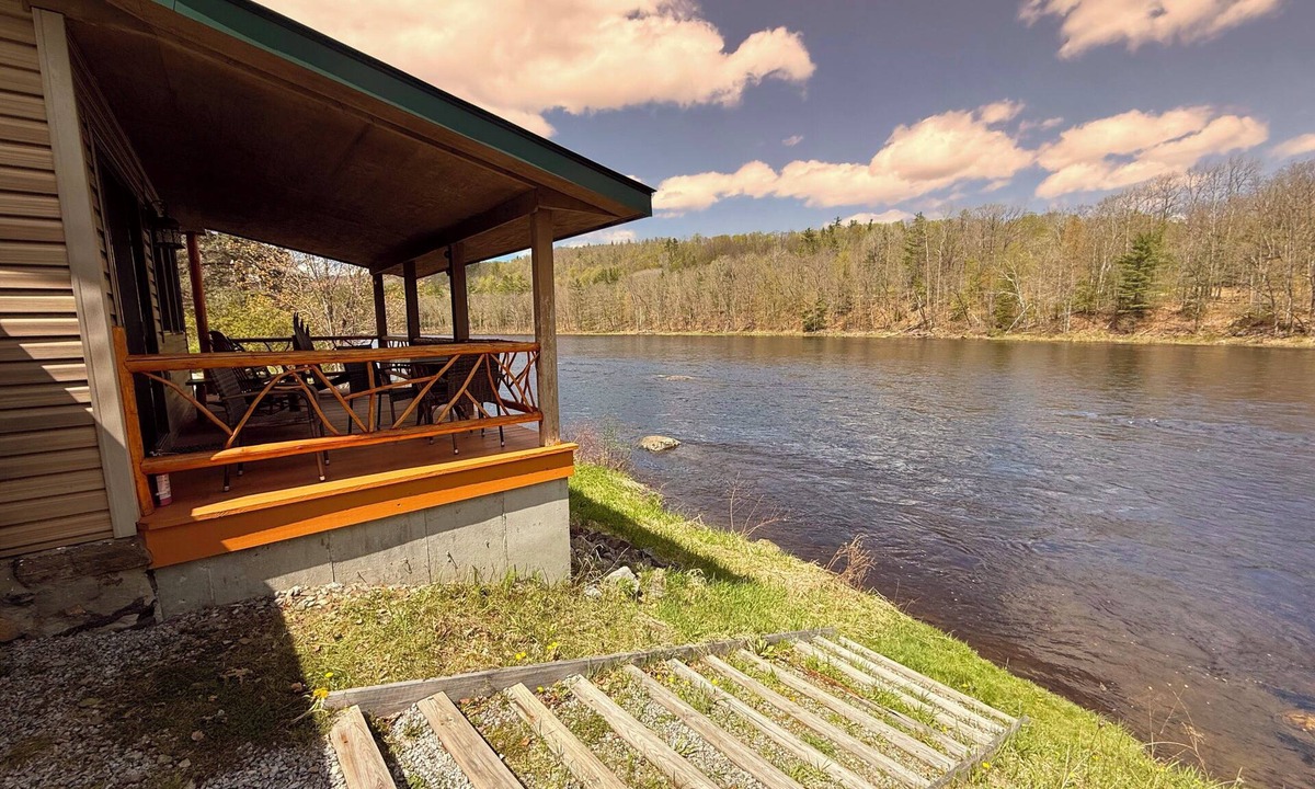 North Creek House | Riverfront Retreat at Hudson Lodge!