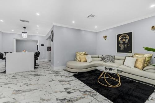 Miami Gardens Villa | RJ Home Away From Home LLC