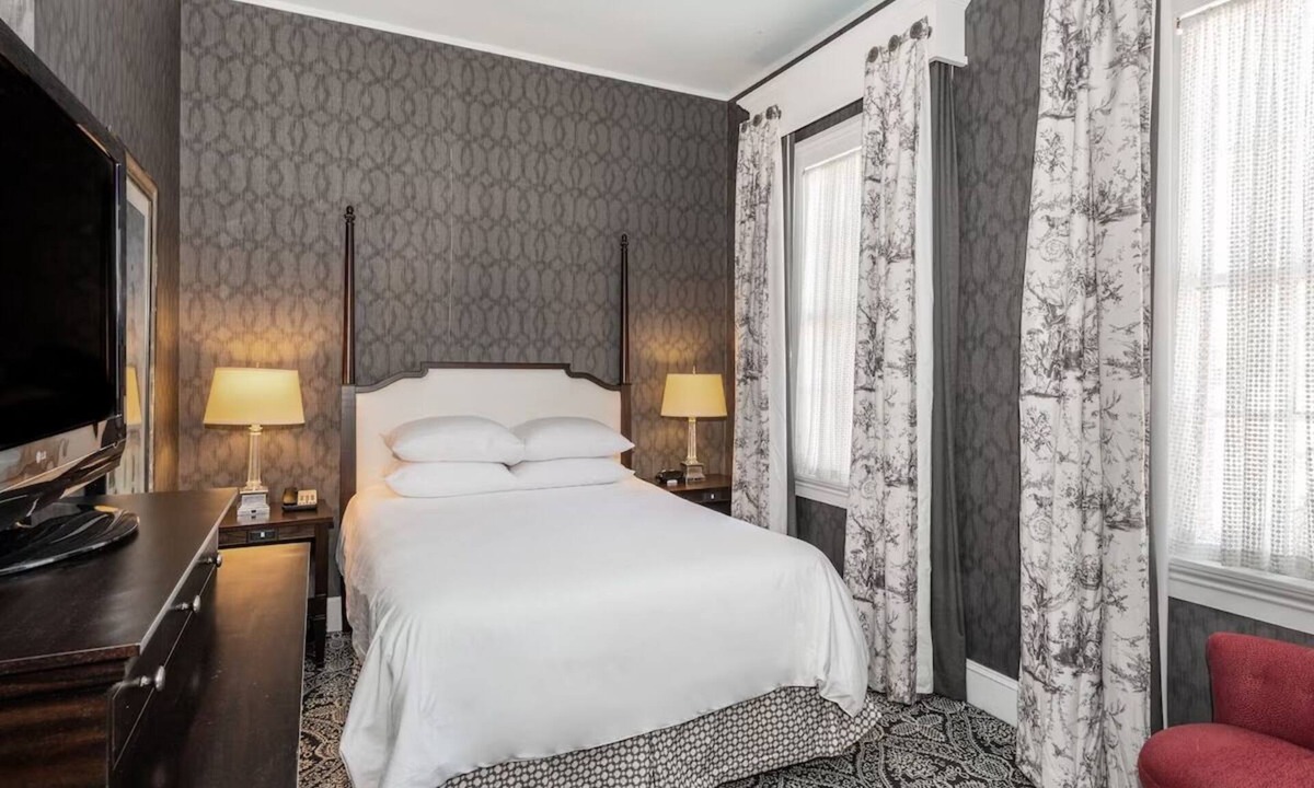 Historic District Hotel | Robert Johnson Queen at Historic Inns of Annapolis | 0.1mi State Circle