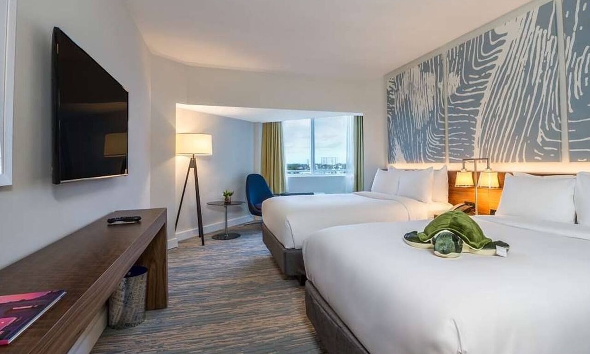 Central Beach Hotel | Romantic Beach Stay | Outdoor Pool | Near Fort Lauderdale Beach Park | Parking