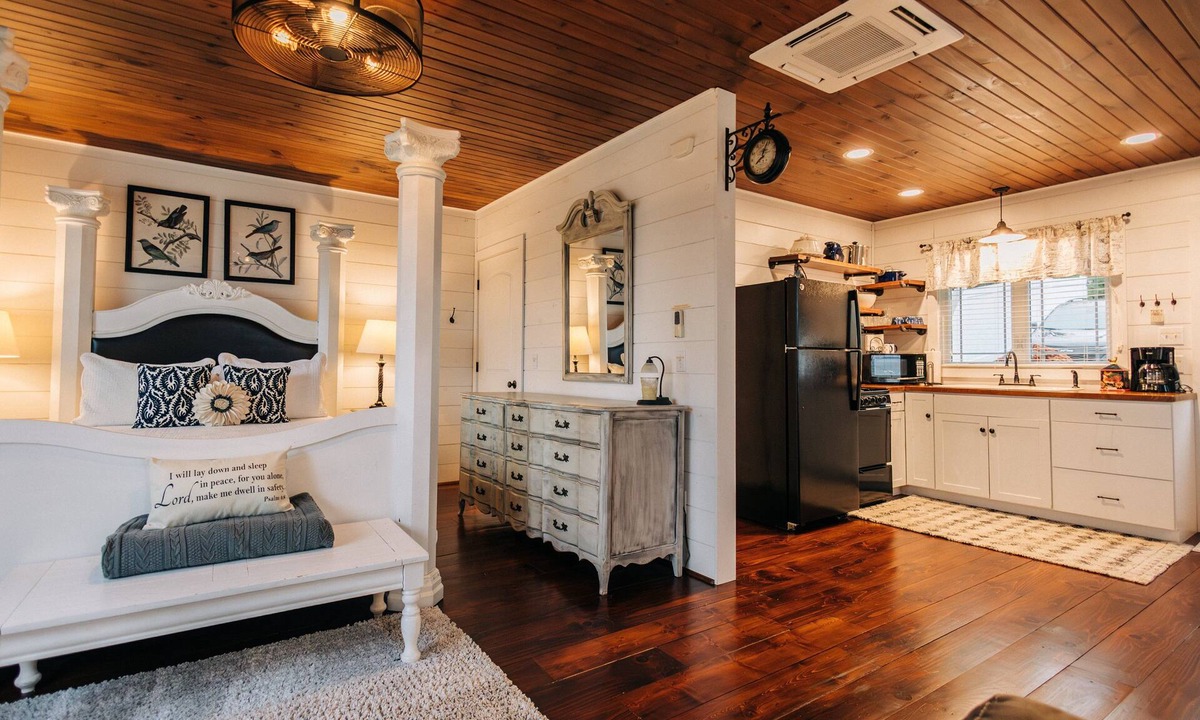 Walnut Creek Apartment | Romantic Golden Valley Cottage | View of Amish Countryside + Walk to Amish Eats