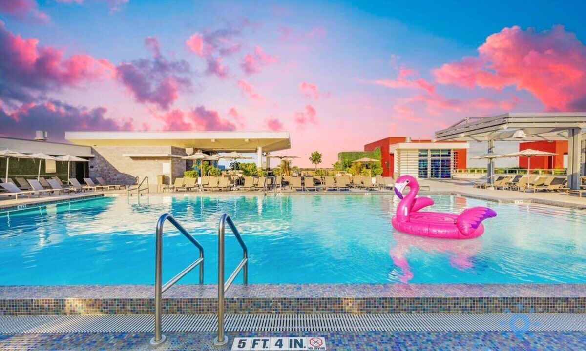 Hollywood Apartment | Rooftop Pool & Hot Tub+ Gym+ Near Beach