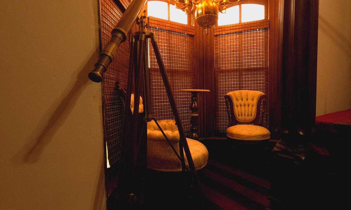 St. Martin House | Room # 1 /Historical Victorian house in serene Bishopville with WiFi, AC