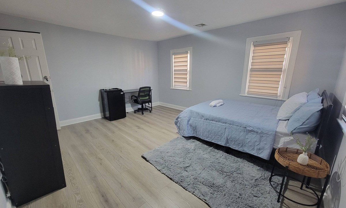 Newark House | Room with Private Bath Near EWR/NYC