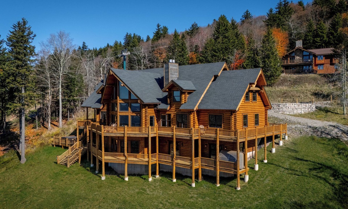 Edray Cabin | Royal Explorer Lodge Ski-in/Ski-Out Slope-side! Snowshoe’s Premier Luxury Cabin