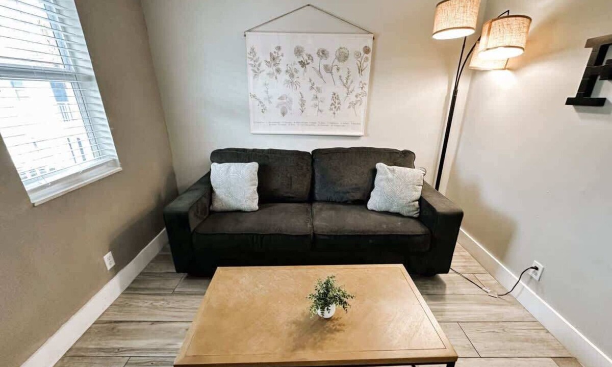 Poinciana Park Apartment | Rustic Escape 1BR Near Las Olas