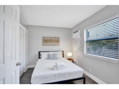 Poinciana Park Apartment | Rustic Retreats Beachy 1BR for 4 guests in the heart of Fort Lauderdale