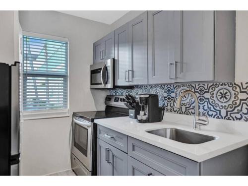 Poinciana Park Apartment | Rustic Retreats Cozy 1BR For 4 Guests In The Heart Of Fort Lauderdale
