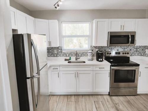 Poinciana Park Apartment | Rustic Retreats Cozy 2BR for 6 guests minutes from Las Olas