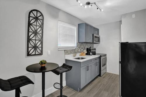 Poinciana Park Apartment | Rustic Retreats Cozy 1BR For 4 Guests In The Heart Of Fort Lauderdale
