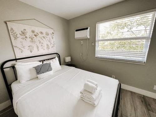 Poinciana Park Apartment | Rustic Retreats Cozy 1BR for 4 guests minutes from Las Olas