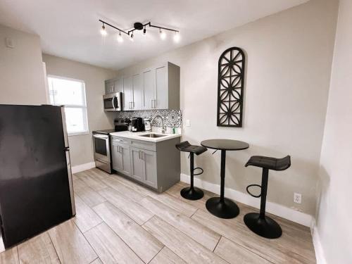 Poinciana Park Apartment | Rustic Retreats Cozy 1BR For 4 Guests Minutes From Las Olas