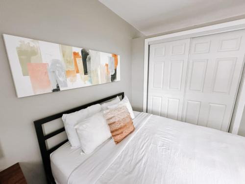 Poinciana Park Apartment | Rustic Retreats Modern 1BR for 4 guests in the heart of Fort Lauderdale
