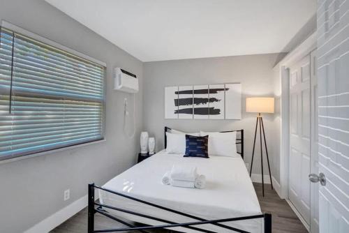 Poinciana Park Apartment | Rustic Retreats Spacious 1BR For 4 guests In The Heart of Fort Lauderdale