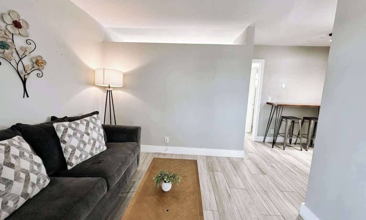 Poinciana Park Apartment | Rustic Retreats minutes from Las Olas #20