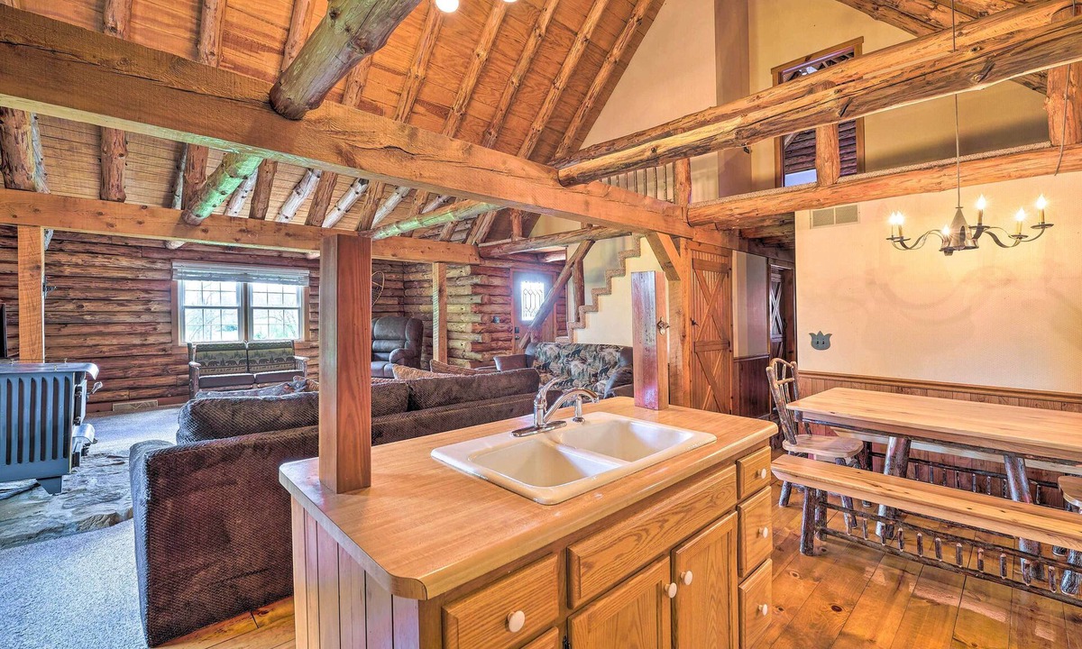 Zanesville Cottage | Rustic Zanesville Getaway w/Expansive Yard!