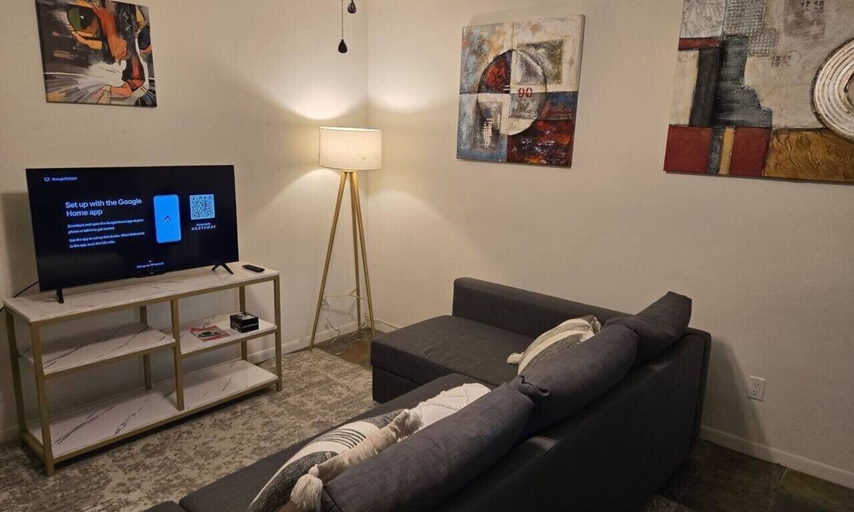 Sailboat Bend Apartment | Safe/Quiet - Fully Loaded - 1 Bed Apartment - 5 mins to Downtown