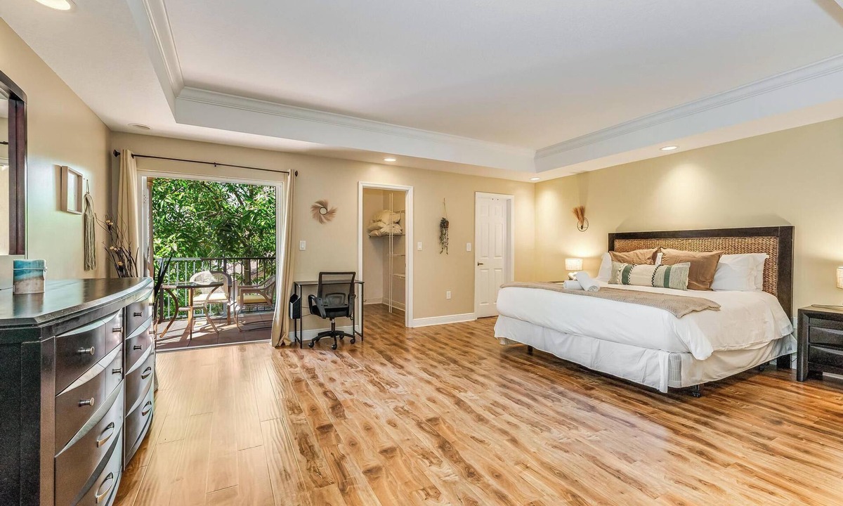 River Oaks House | Salty Fox – 5BD Oasis w/Spa, Beach & Downtown