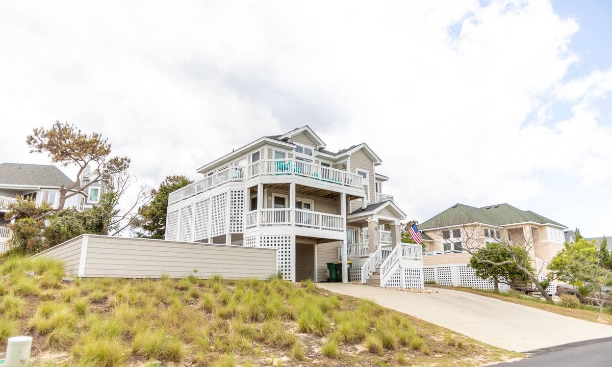 Monteray Shores House | Salty Paws. Pet Friendly. Minutes to Beach. Horizon Ocean Views.