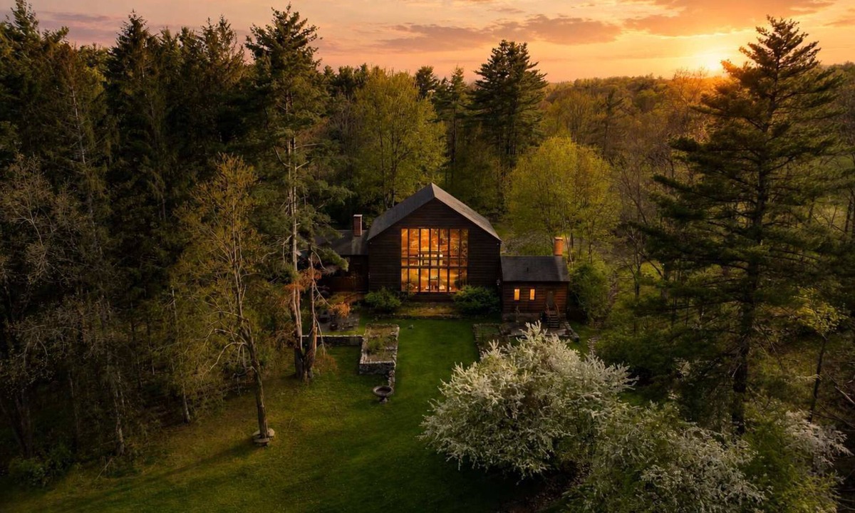 Old Chatham House | Sanctuary Banrn - Architectural Marvel in Chatham with Pond and Art