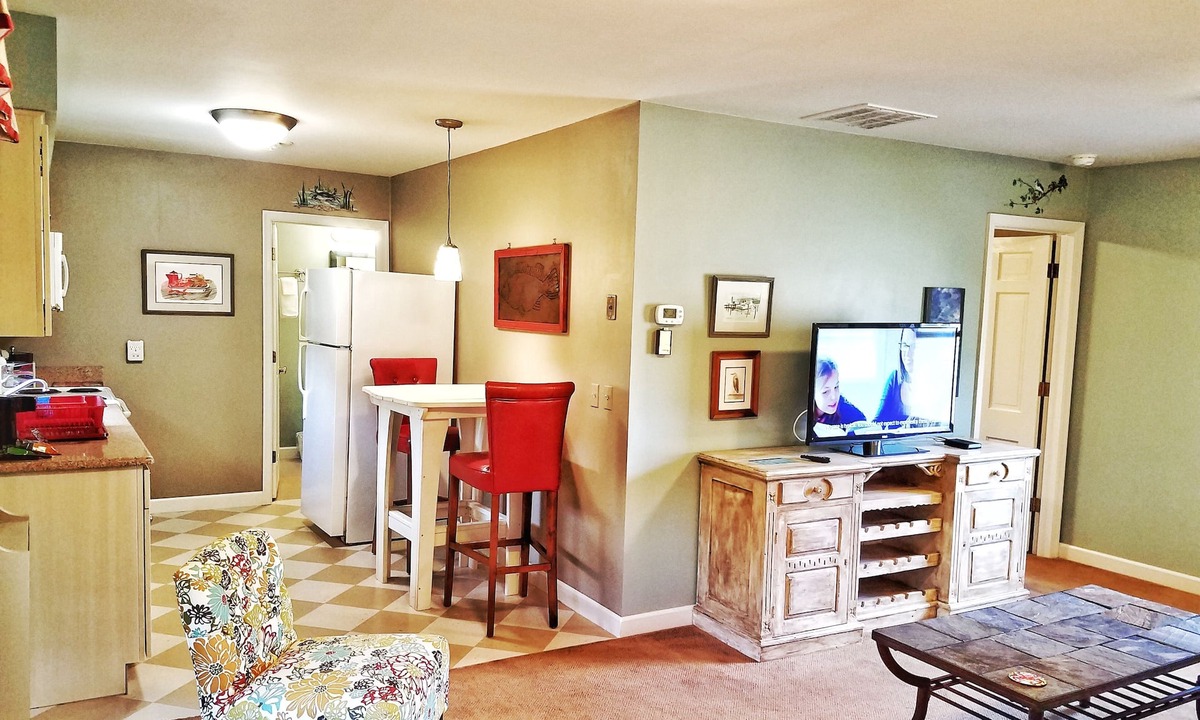 Oxford Apartment | Sandaway Suites & Beach - Full Kitchen & Private Beach Access - Oxford, Maryland
