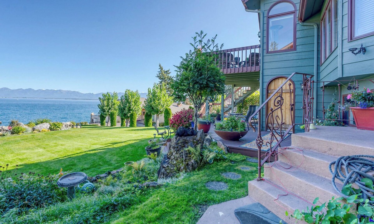 Lakeside House | Scenic Home on Flathead Lake by Blacktail Ski MTN